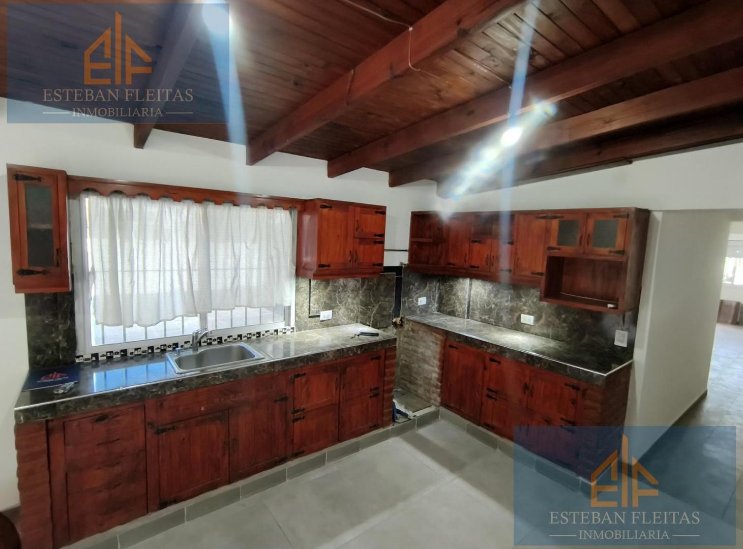 Foto de Venta de Casa de 3 ambientes con cochera y pileta, Castelar Sur, zona, imagen 3