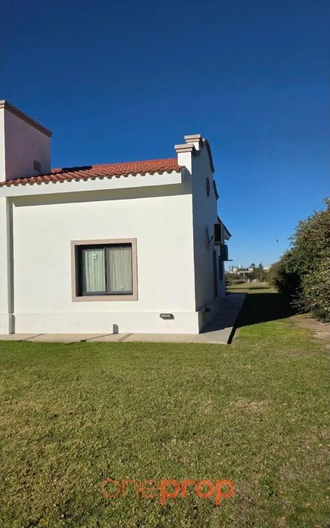 ESPECTACULAR CASA PRACTICAMENTE SIN USO CON CON CANCHA Y VESTURARIO EN UN LOTE DE 4.500 METROS! 3