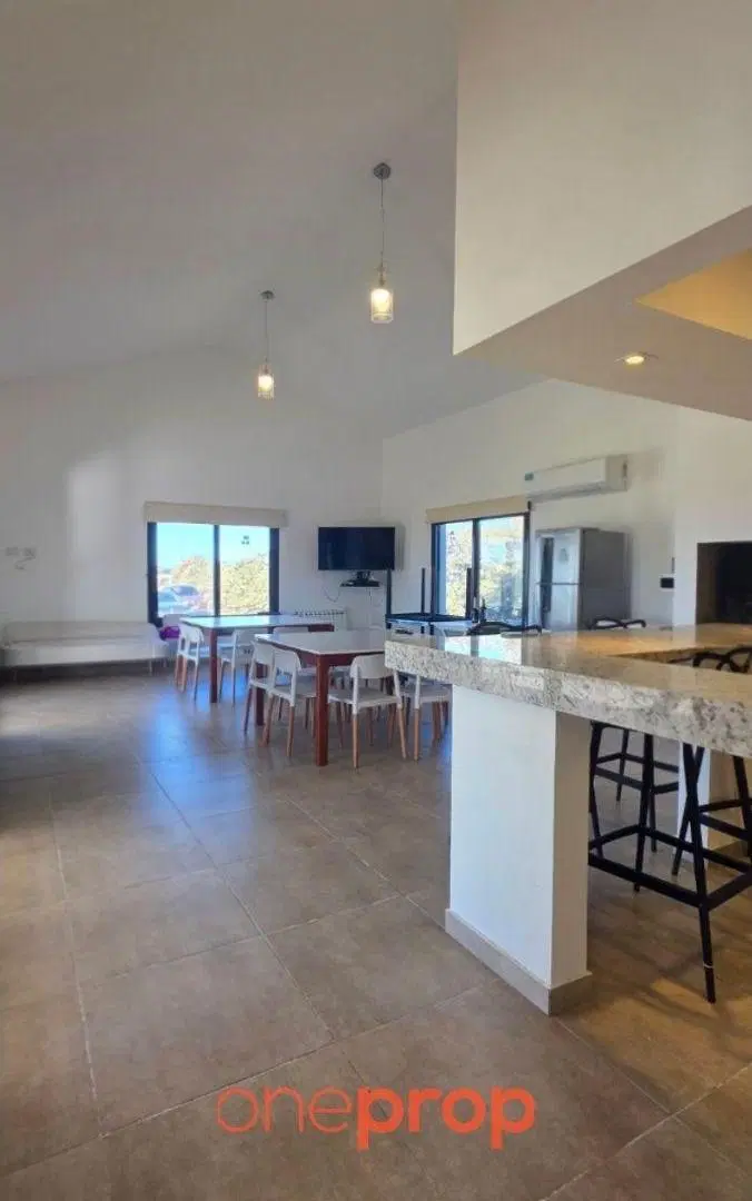 ESPECTACULAR CASA PRACTICAMENTE SIN USO CON CON CANCHA Y VESTURARIO EN UN LOTE DE 4.500 METROS! 4