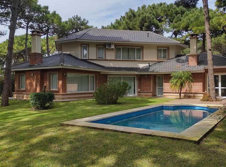 Casa en Pinamar zona norte con pileta climatizda