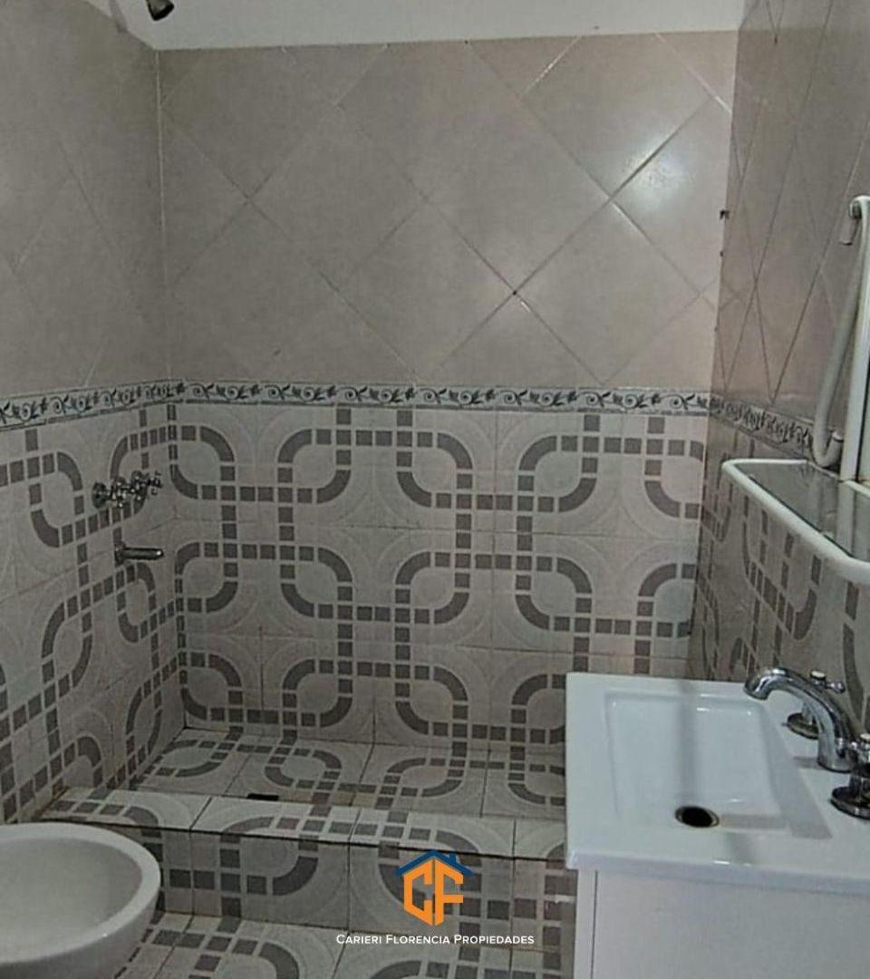 Venta De Ph 2 Ambientes Con Patio Interno Y Terraza En Caseros