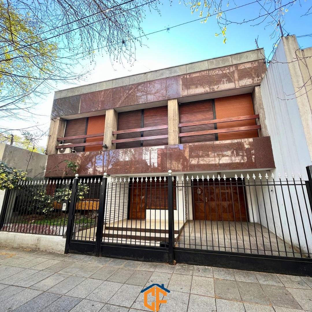 Foto de CASA 7 AMBIENTES EN VENTA EN SAN MARTIN CENTRO CON AMPLIO JARDIN Y, imagen 3
