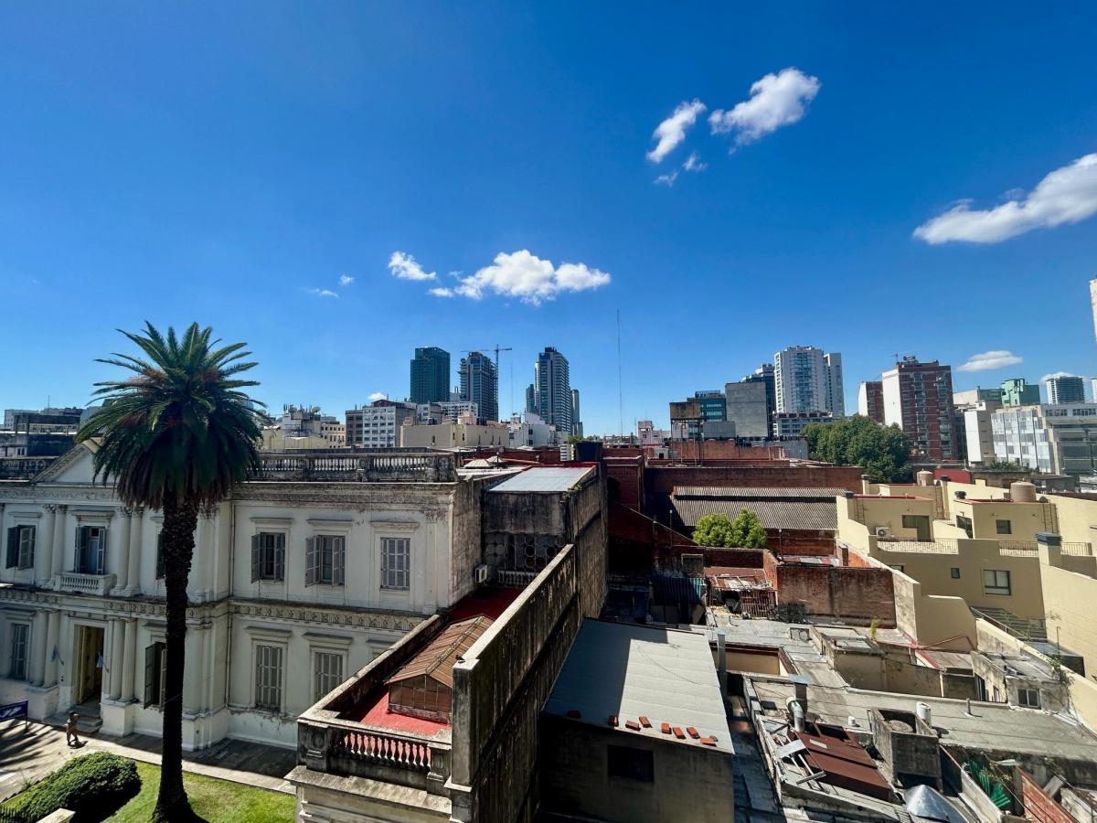 Departamento 3 Amb. C/ Balcon. Impecable, Sobre Calle Defensa. 2