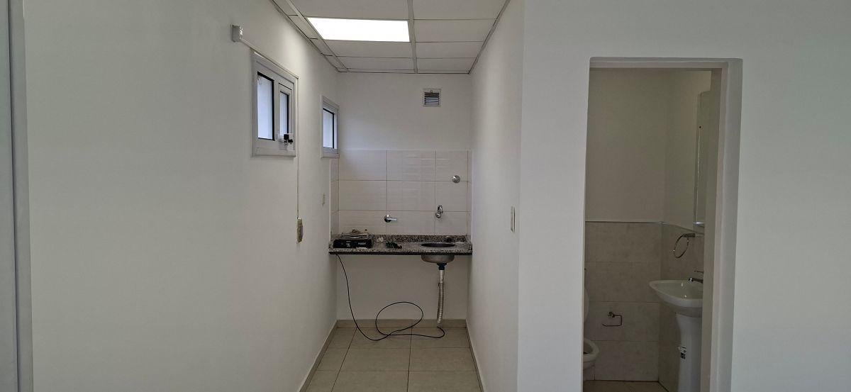 Foto de Oficina de 50 m2 en 1° Piso en Alquiler – Centro – Plottier – Neuquén, imagen 2