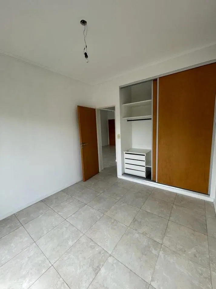 DEPARTAMENTO DOS AMBIENTES CON BALCON , COCHERA Y BAULERA . 2