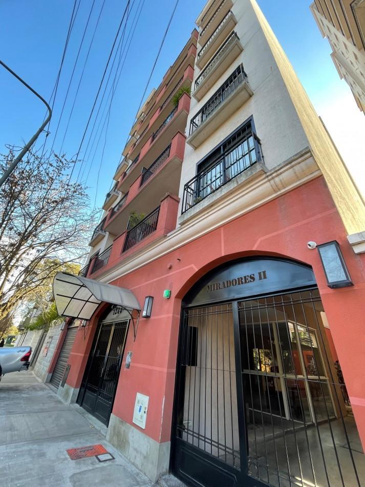 DEPARTAMENTO DOS AMBIENTES CON BALCON , COCHERA Y BAULERA .