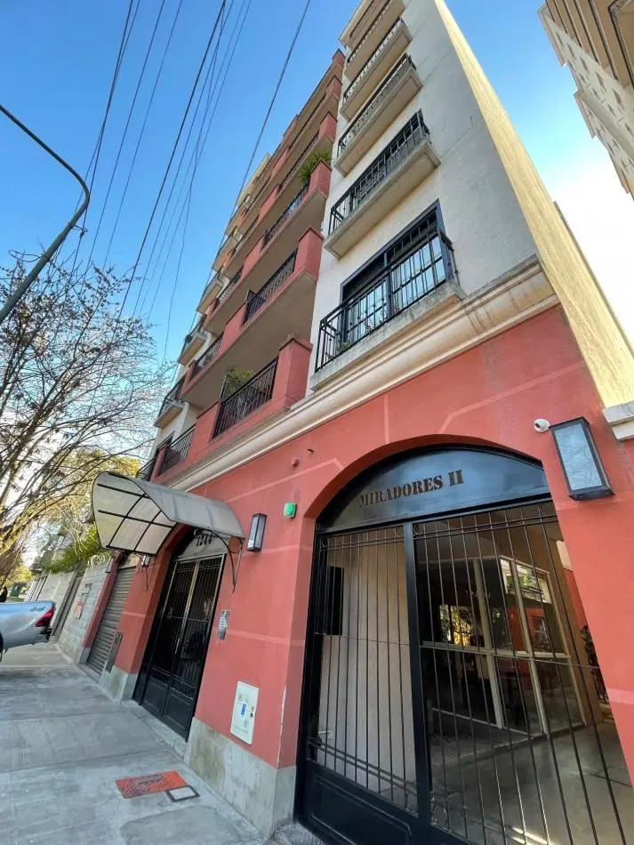 DEPARTAMENTO DOS AMBIENTES CON BALCON , COCHERA Y BAULERA . 5