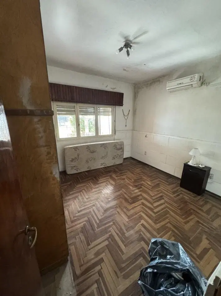 CASA CON JARDIN AL FRENTE CON ENTRADA DE AUTO Y QUINCHO 3