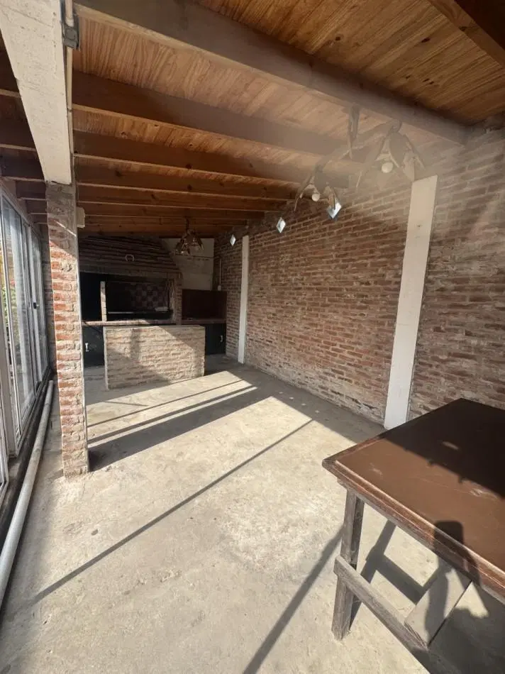 CASA CON JARDIN AL FRENTE CON ENTRADA DE AUTO Y QUINCHO 5
