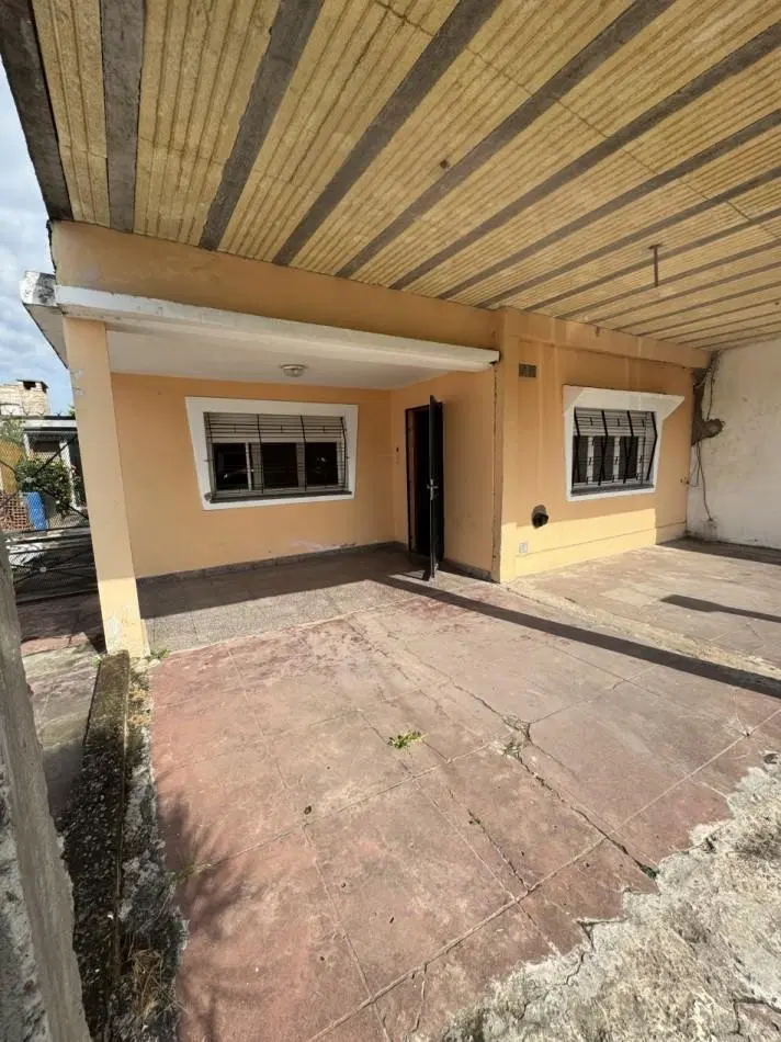 CASA CON JARDIN AL FRENTE CON ENTRADA DE AUTO Y QUINCHO 1