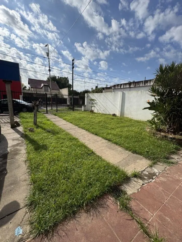 CASA CON JARDIN AL FRENTE CON ENTRADA DE AUTO Y QUINCHO 4