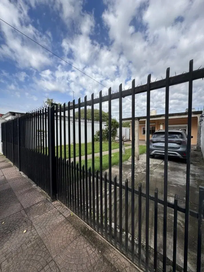 CASA CON JARDIN AL FRENTE CON ENTRADA DE AUTO Y QUINCHO 2