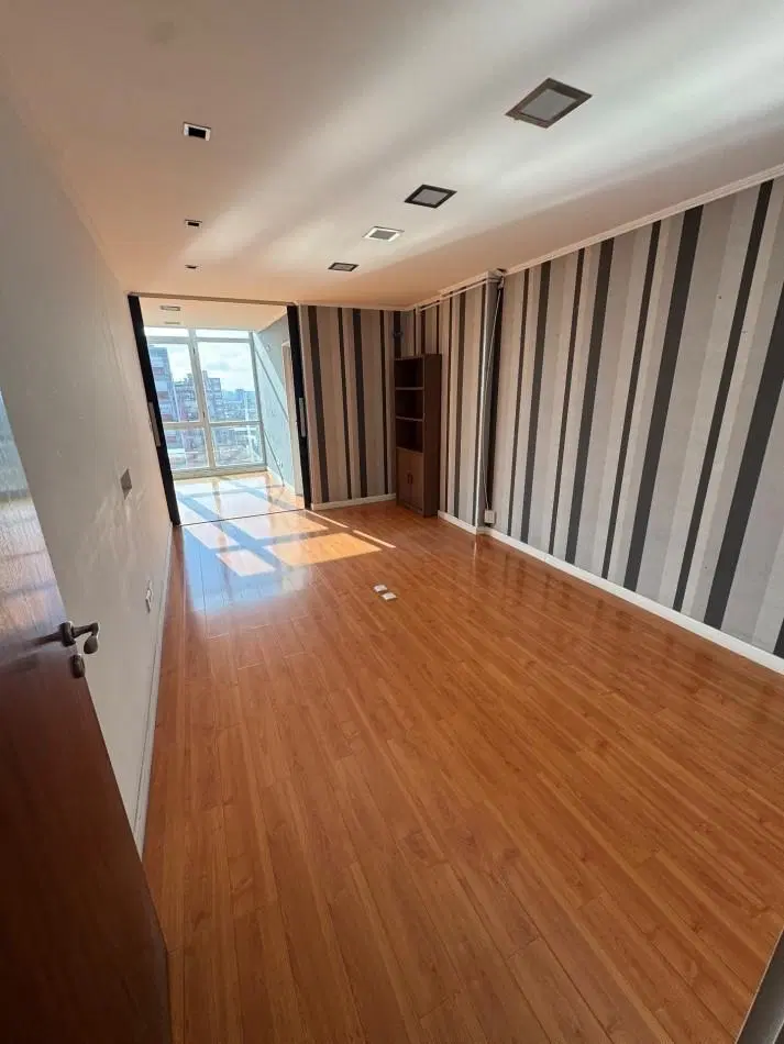 OFICINA COMERCIAL/PROFESIONAL EN VENTA EN ESTRATEGICA UBICACION 4