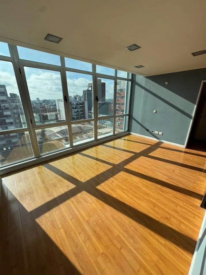 OFICINA COMERCIAL/PROFESIONAL EN VENTA EN ESTRATEGICA UBICACION 8