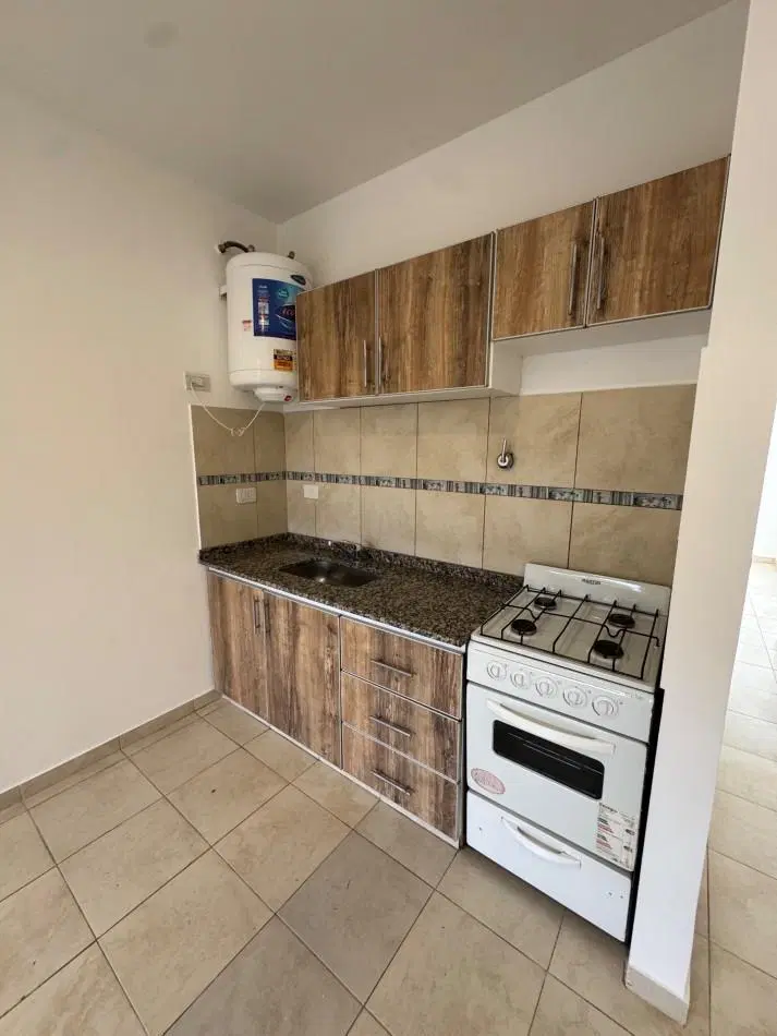 DEPARTAMENTO 2 AMBIENTES CON PATIO Y COCHERA 4