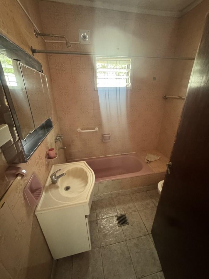 Foto de CASA CON JARDIN AL FRENTE CON ENTRADA DE AUTO Y QUINCHO, imagen 3