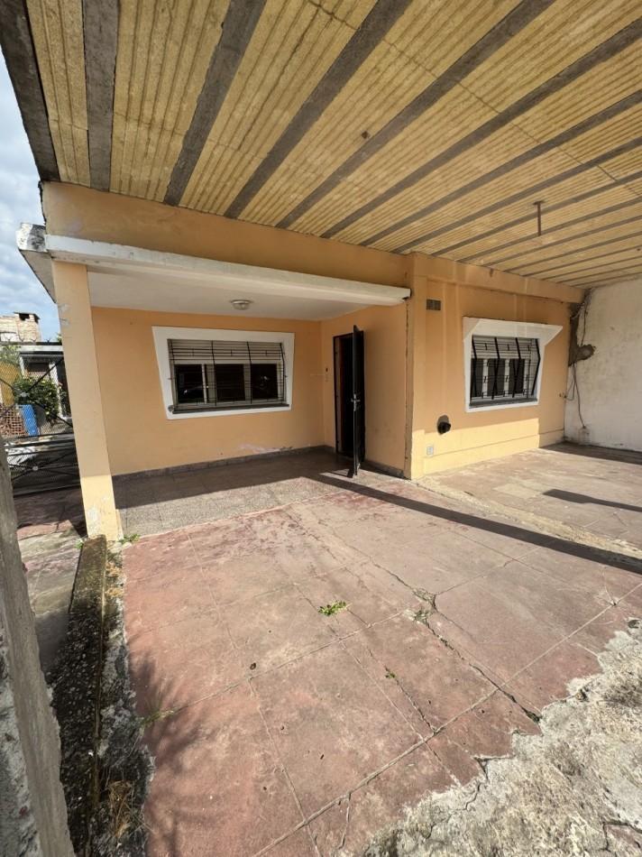Foto de CASA CON JARDIN AL FRENTE CON ENTRADA DE AUTO Y QUINCHO, imagen 5