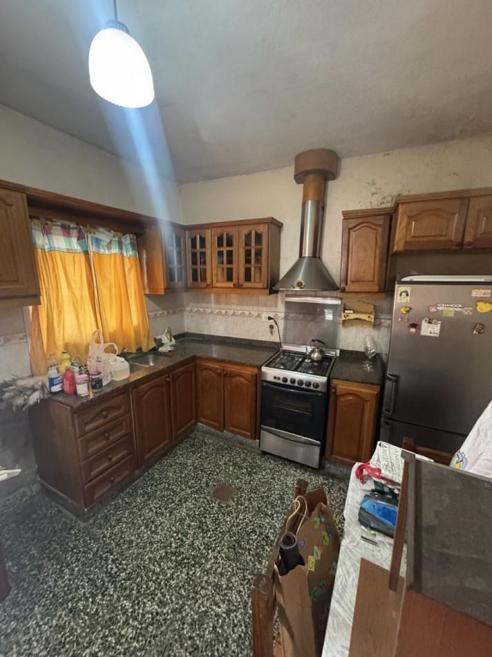 Foto de CASA CON JARDIN AL FRENTE CON ENTRADA DE AUTO Y QUINCHO, imagen 2