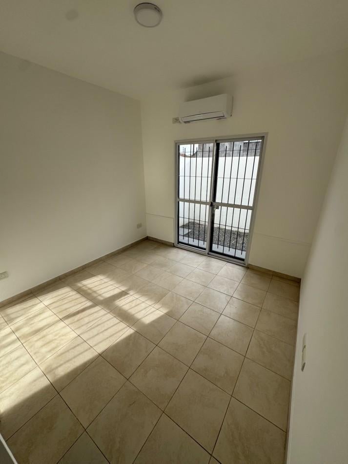 Foto de DEPARTAMENTO 2 AMBIENTES CON PATIO Y COCHERA EN VENTA, imagen 3