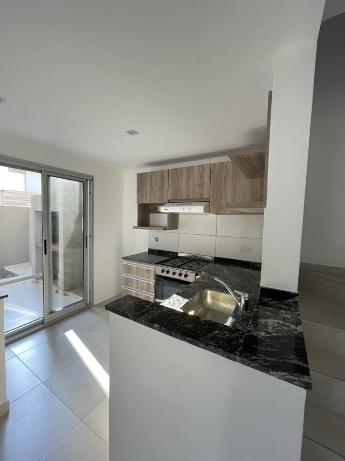 Foto de DUPLEX CON PATIO PROPIO Y PARRILLA EN COMPLEJO DE CATEGORIA, imagen 2