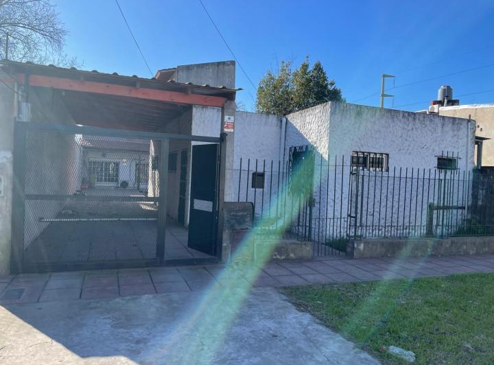 CASA CON DEPARTAMENTO Y GALPON EN EL MISMO LOTE. OPORTUNIDAD!!