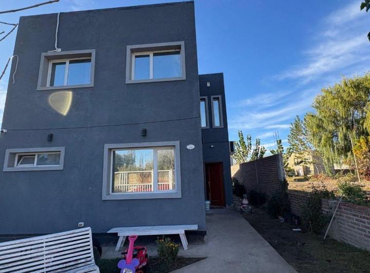 Casa con pileta en zona premium de Plottier 3
