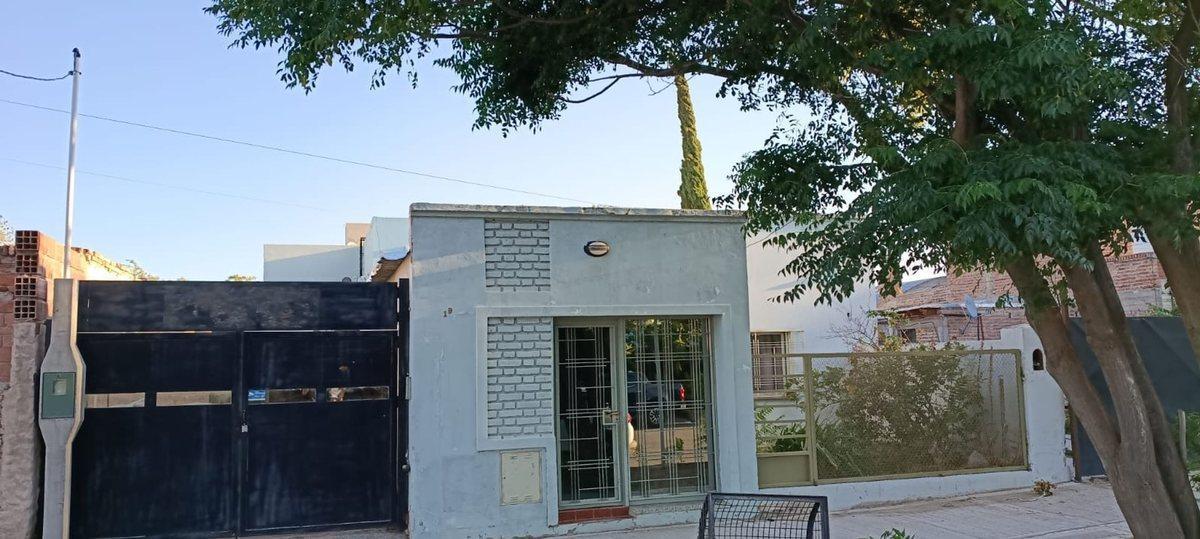 Casa en dos plantas + quincho + casa antigua