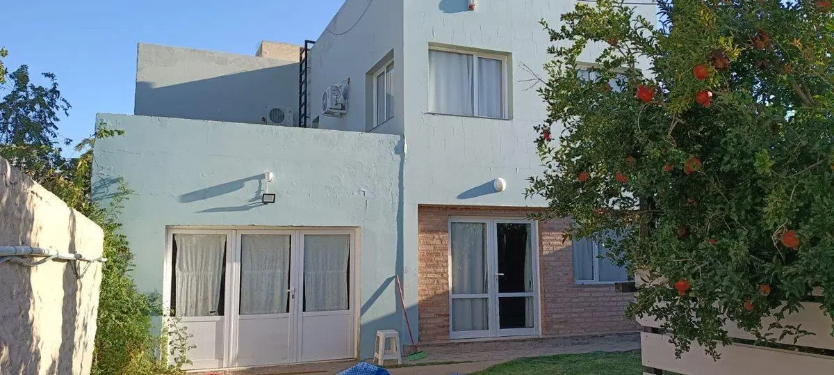 Casa en dos plantas + quincho + casa antigua 3