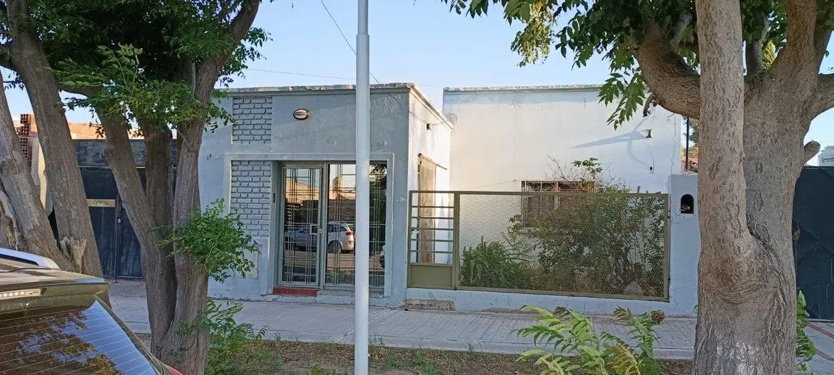 Casa en dos plantas + quincho + casa antigua 4