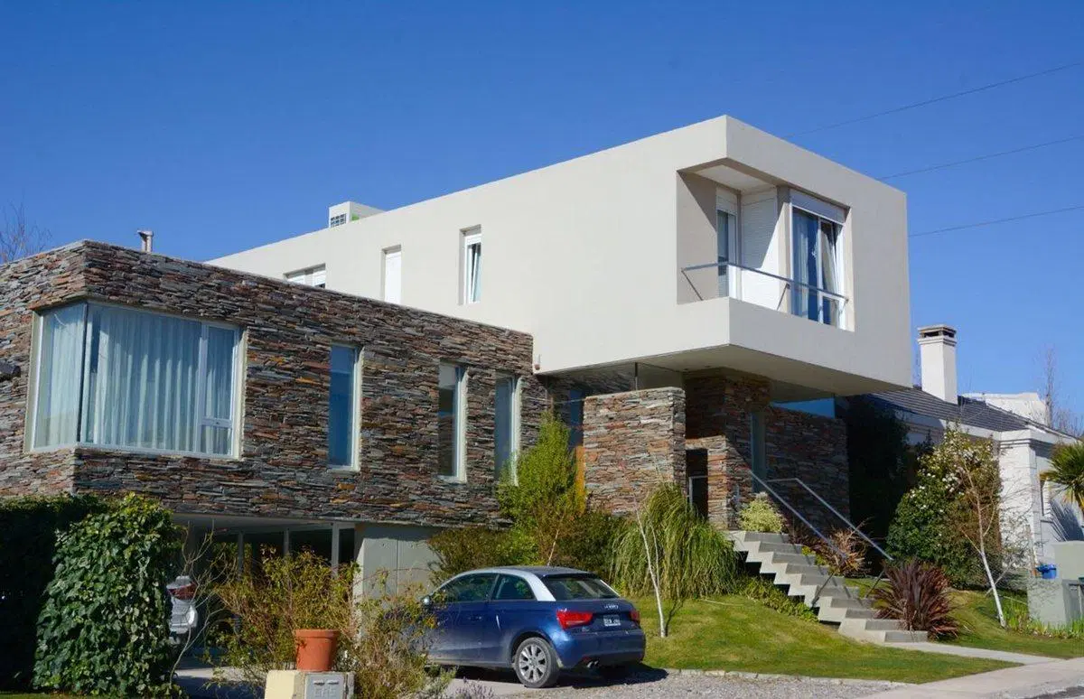 CASA EN VENTA CON PILETA, B° Bocahue, Neuquén. 2