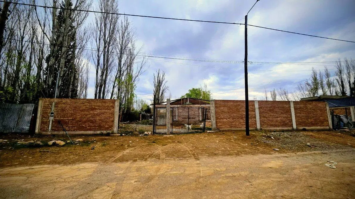 TERRENO CON CONSTRUCCION AVANZADA EN PLAZA HUINCUL 5