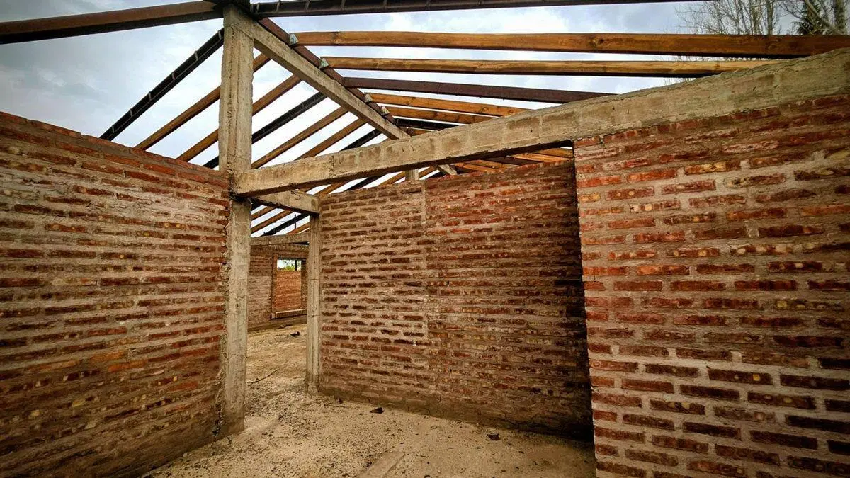 TERRENO CON CONSTRUCCION AVANZADA EN PLAZA HUINCUL 3