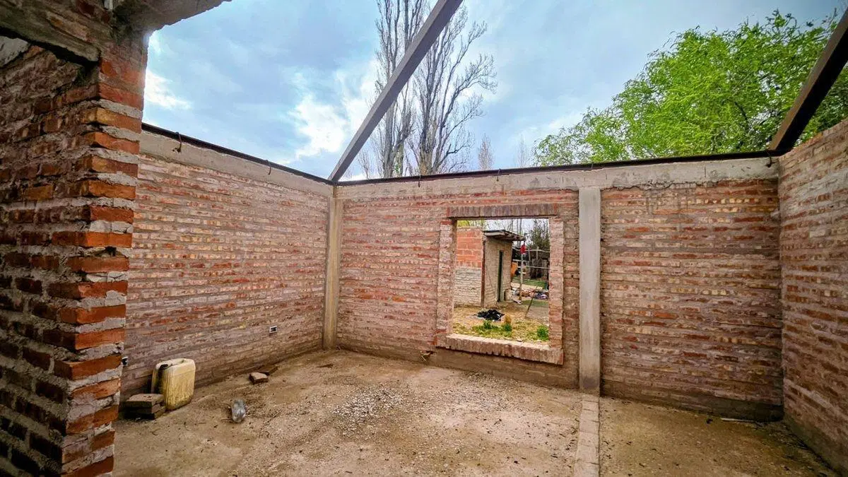 TERRENO CON CONSTRUCCION AVANZADA EN PLAZA HUINCUL 2
