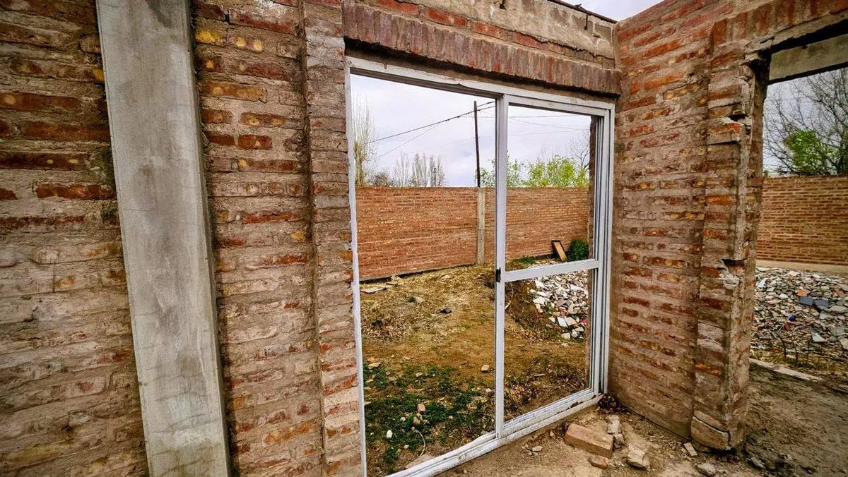 TERRENO CON CONSTRUCCION AVANZADA EN PLAZA HUINCUL 4