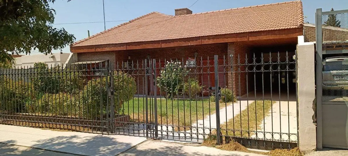 Chalet en Avenida principal Plaza Huincul 2