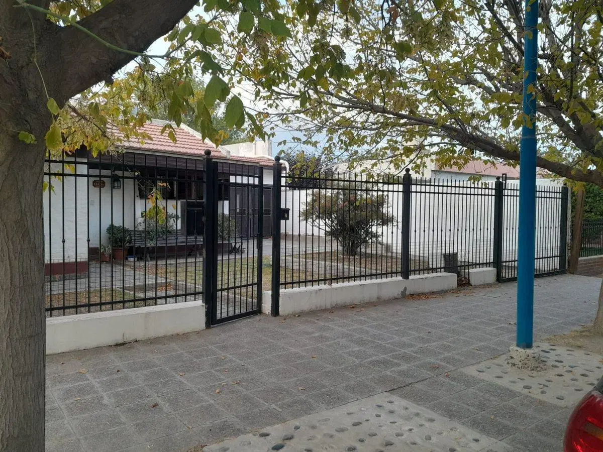 Casa en Venta Gral Roca  + dto 1 dormitorio 4