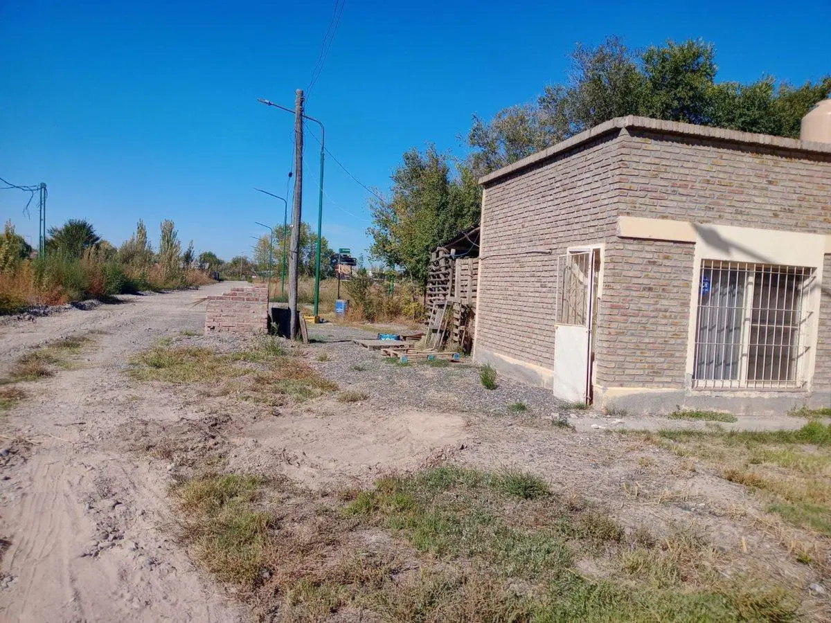 Casa + Galpón + dto. sobre terreno de 1.002,80 m2 4