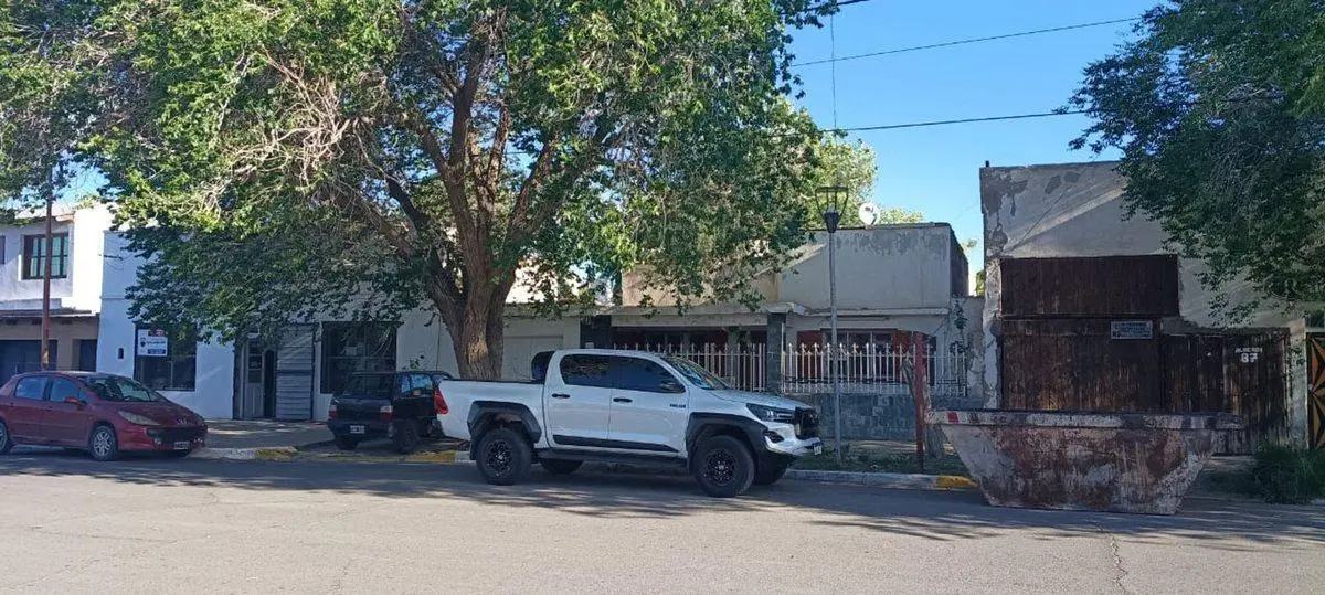 Lote  672 M2 y casa antigua en el centro Cutral Co 5