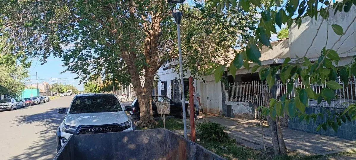 Lote  672 M2 y casa antigua en el centro Cutral Co 2