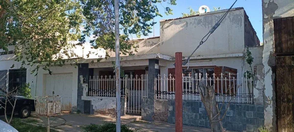 Lote  672 M2 y casa antigua en el centro Cutral Co 4