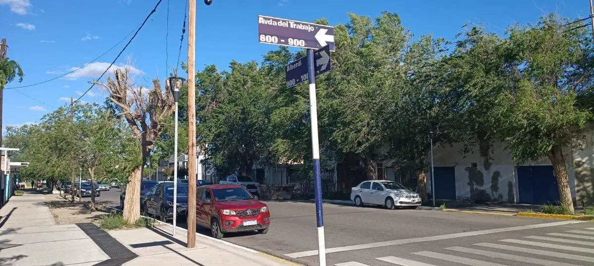 Lote  672 M2 y casa antigua en el centro Cutral Co 3
