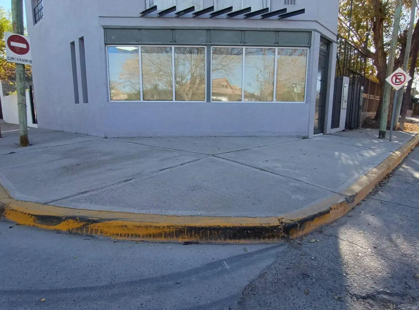 LOCAL COMERCIAL EN ALQUILER - PLOTTIER 4