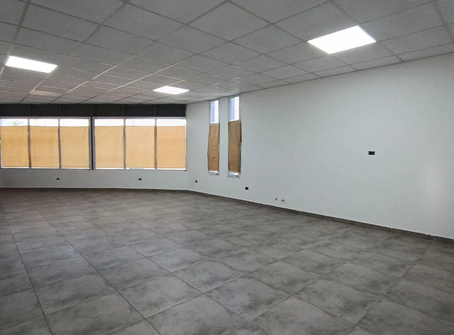 LOCAL COMERCIAL EN ALQUILER - PLOTTIER 3