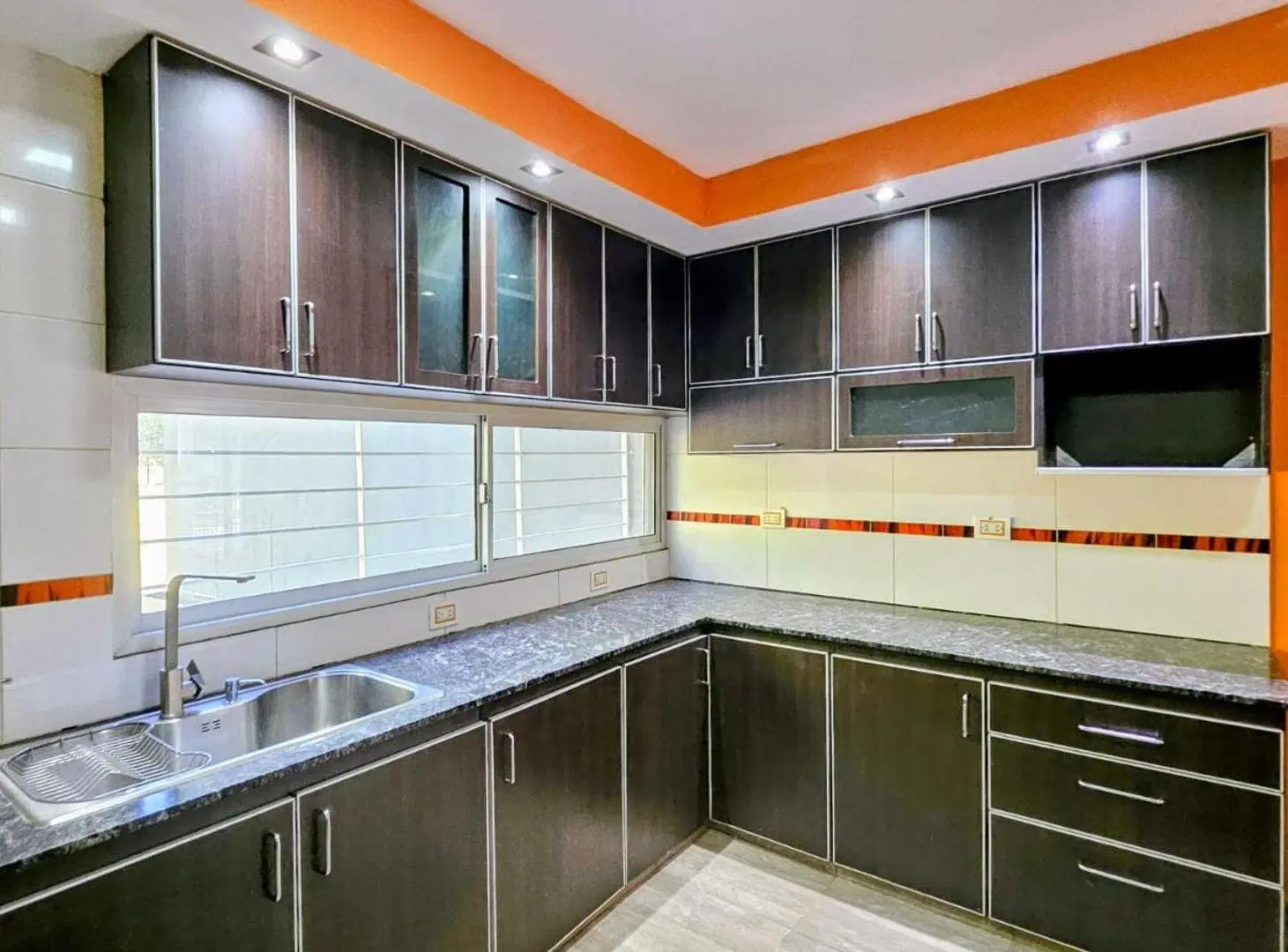 ALQUILER CASA QUINTA DE 4 HABITACIONES - PLOTTIER 5