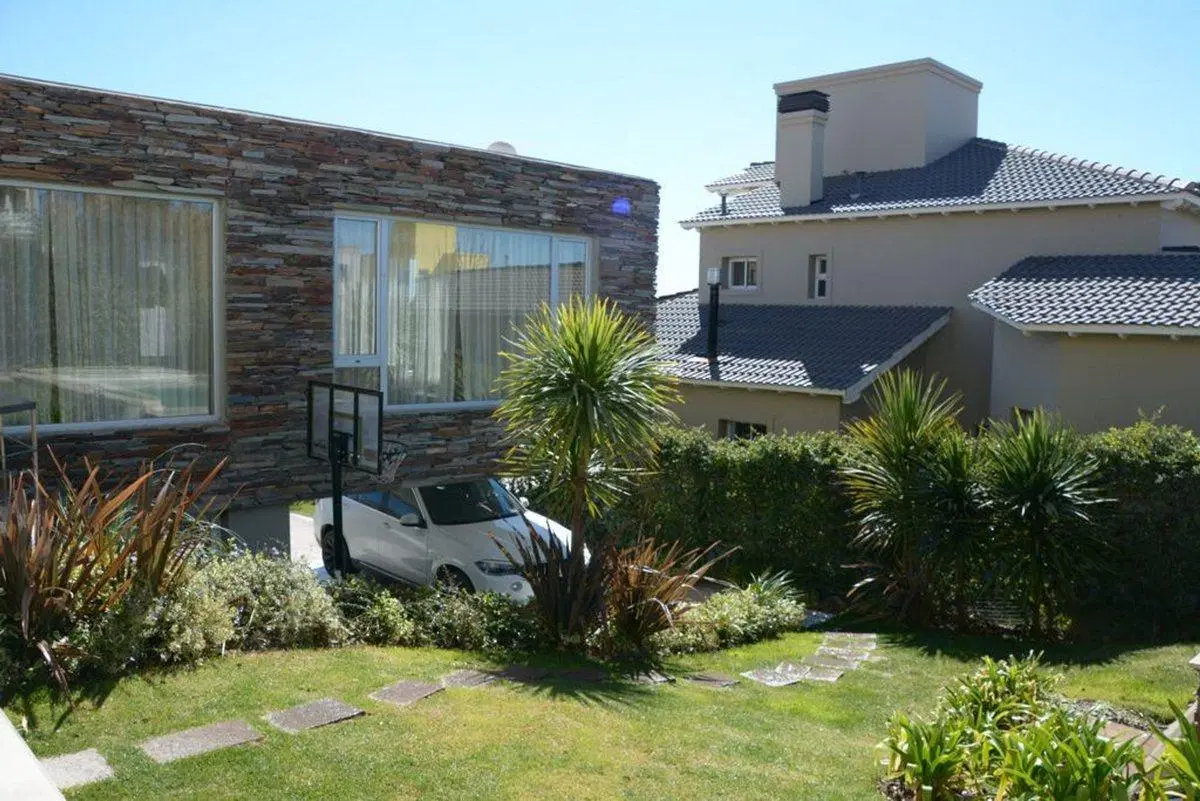 CASA EN VENTA CON PILETA, B° Bocahue, Neuquén. 4