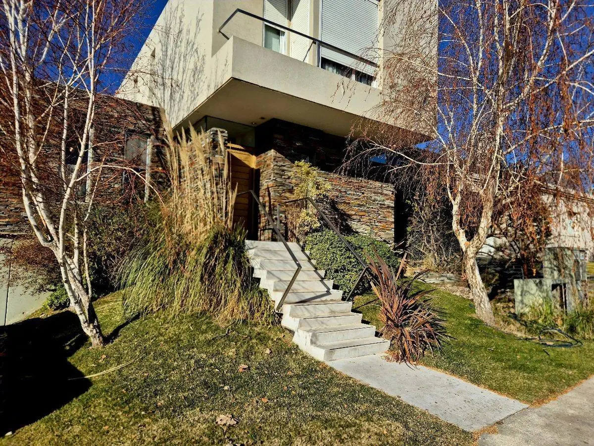 CASA EN VENTA CON PILETA, B° Bocahue, Neuquén. 8
