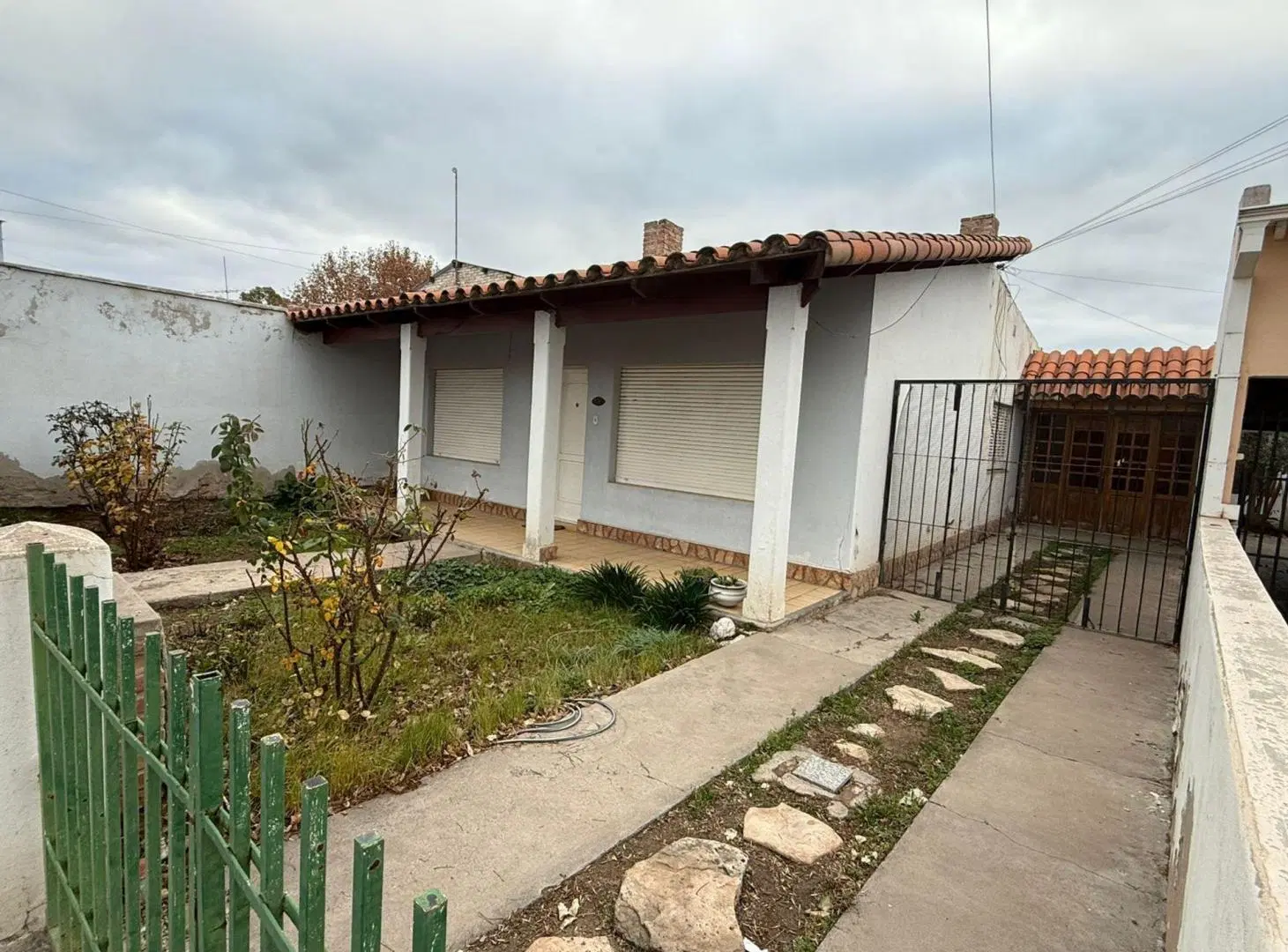 LOCAL CON GALPON Y 2 CASAS - CINCO SALTOS 2