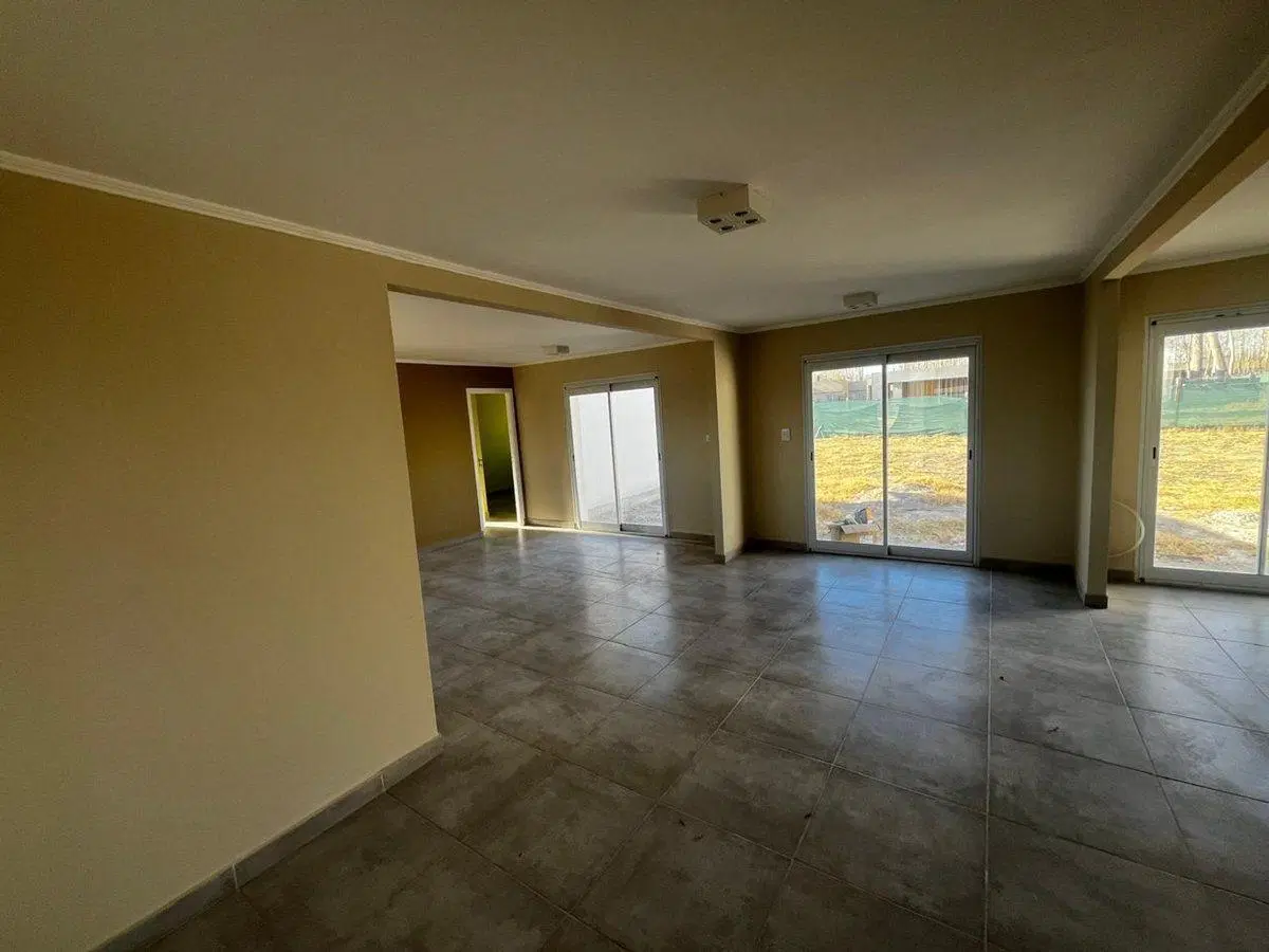 VENTA DE CASA 3 DORMITORIOS CANALES DE PLOTTIER 4
