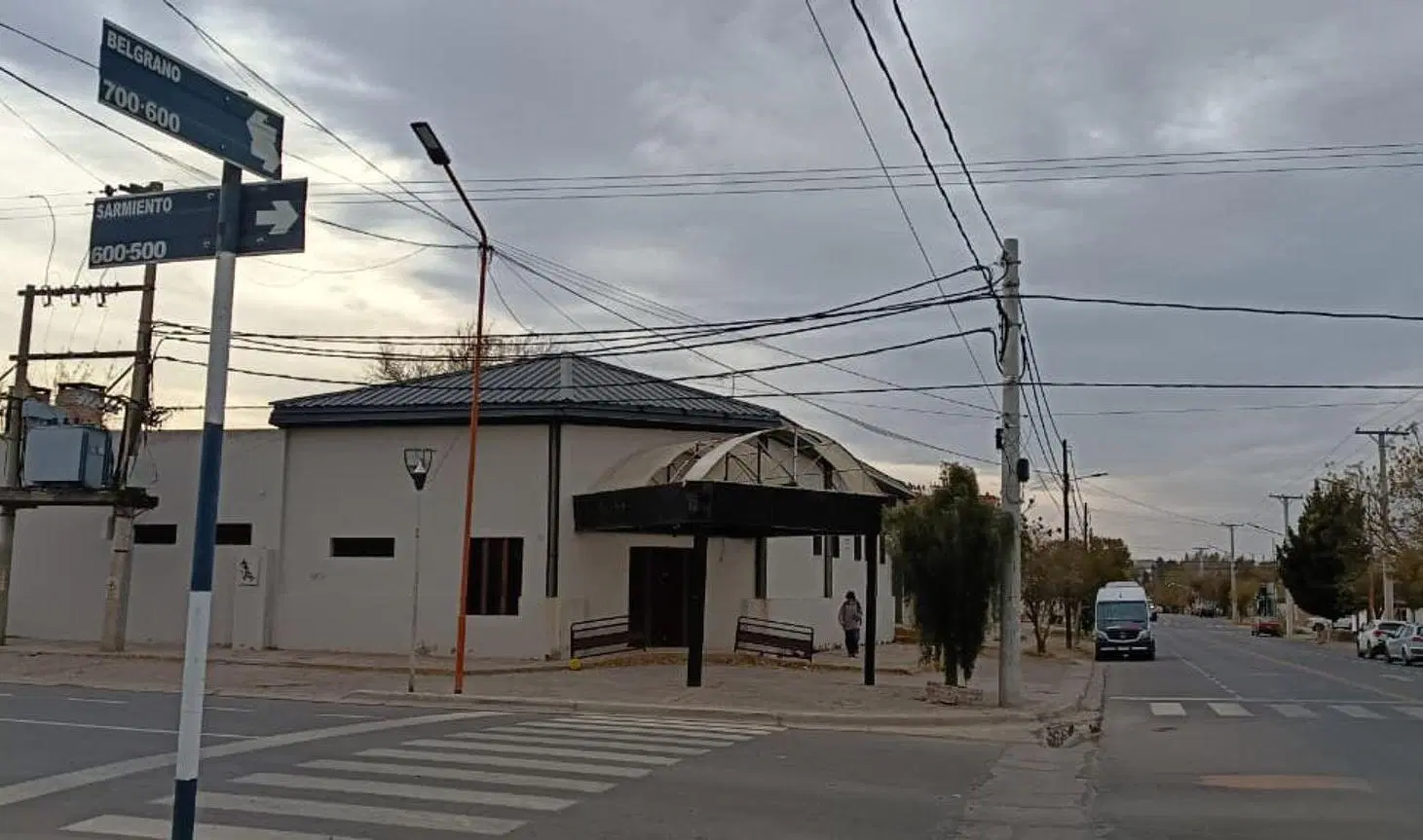 Salón 426 m2  en el centro de Cutral Co 3