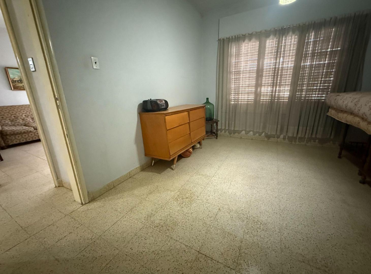 Foto de CASA EN VENTA DE 2 DORMITORIOS - CINCO SALTOS, imagen 2